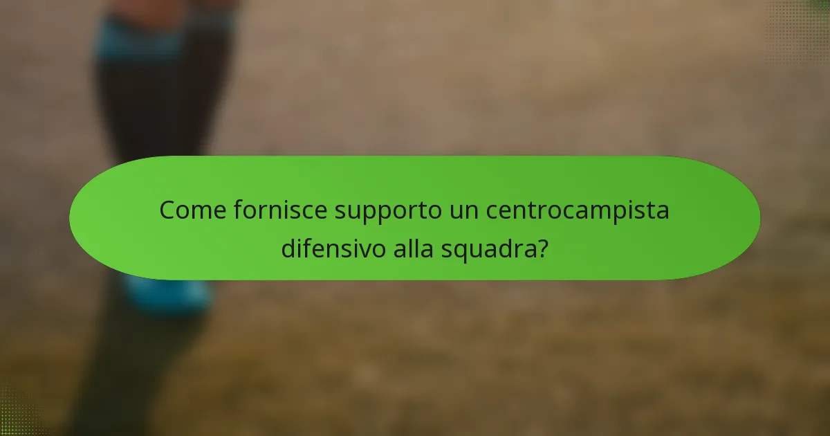 Come fornisce supporto un centrocampista difensivo alla squadra?